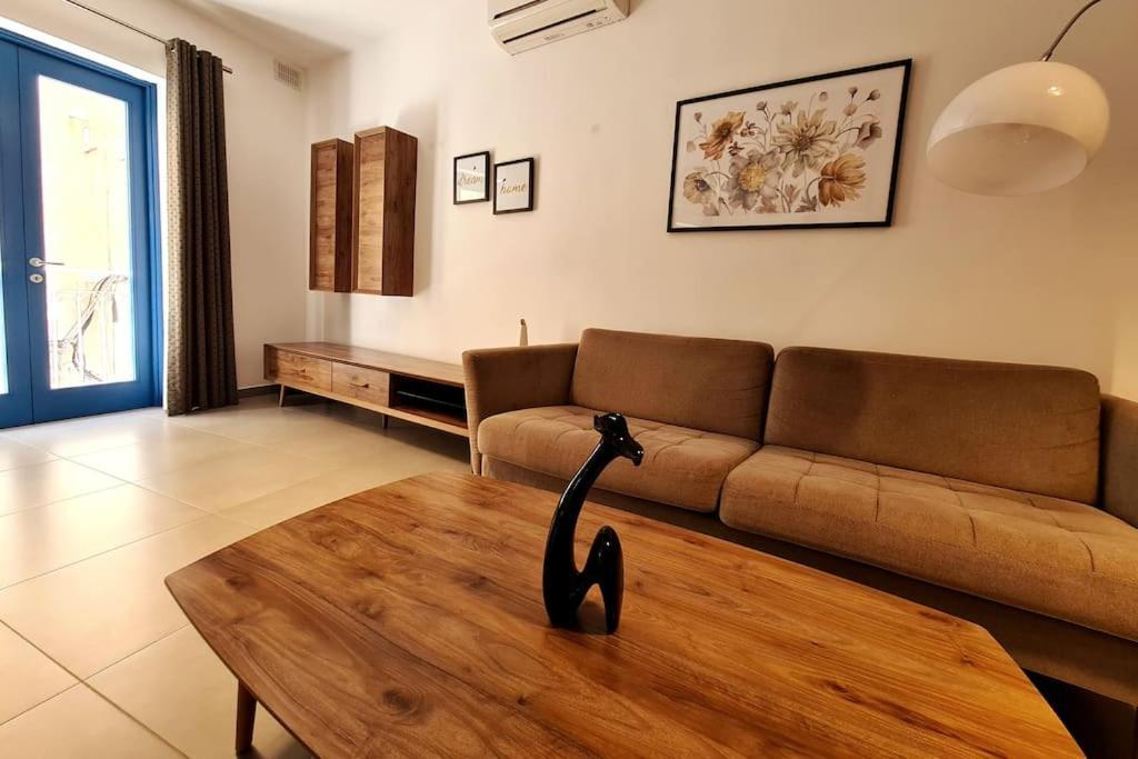Cozy Inside.City & Beach Outside Apartment สลีมา ภายนอก รูปภาพ